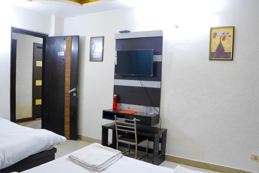 Premium Boston Rooms Family Hotel Agra  Exterior foto