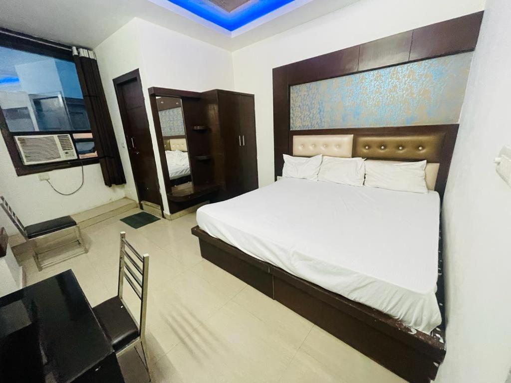 Premium Boston Rooms Family Hotel Agra  Exterior foto